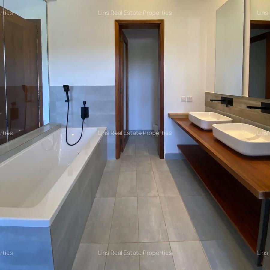 3 Bed House with En Suite in Rosslyn - 8