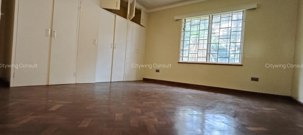 4 Bed House with En Suite in Rosslyn - 13
