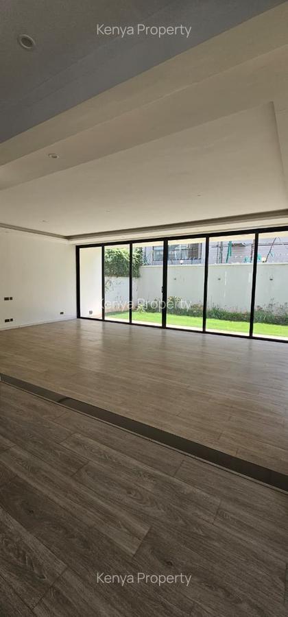 4 Bed Villa with En Suite at Apple Cross - 1