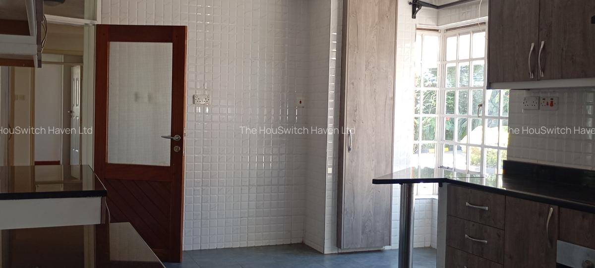 4 Bed Villa with En Suite at Off Un Avenue - 20