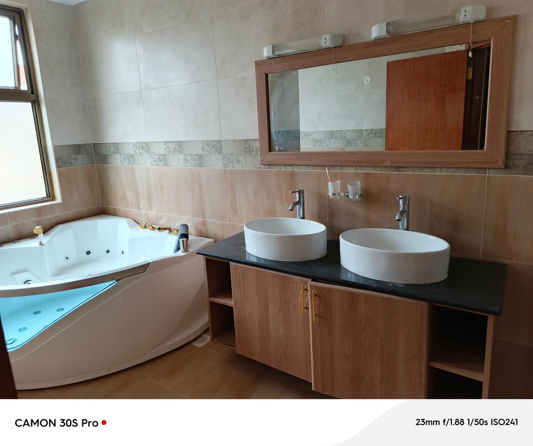 5 Bed Townhouse with En Suite at Lavington - 12
