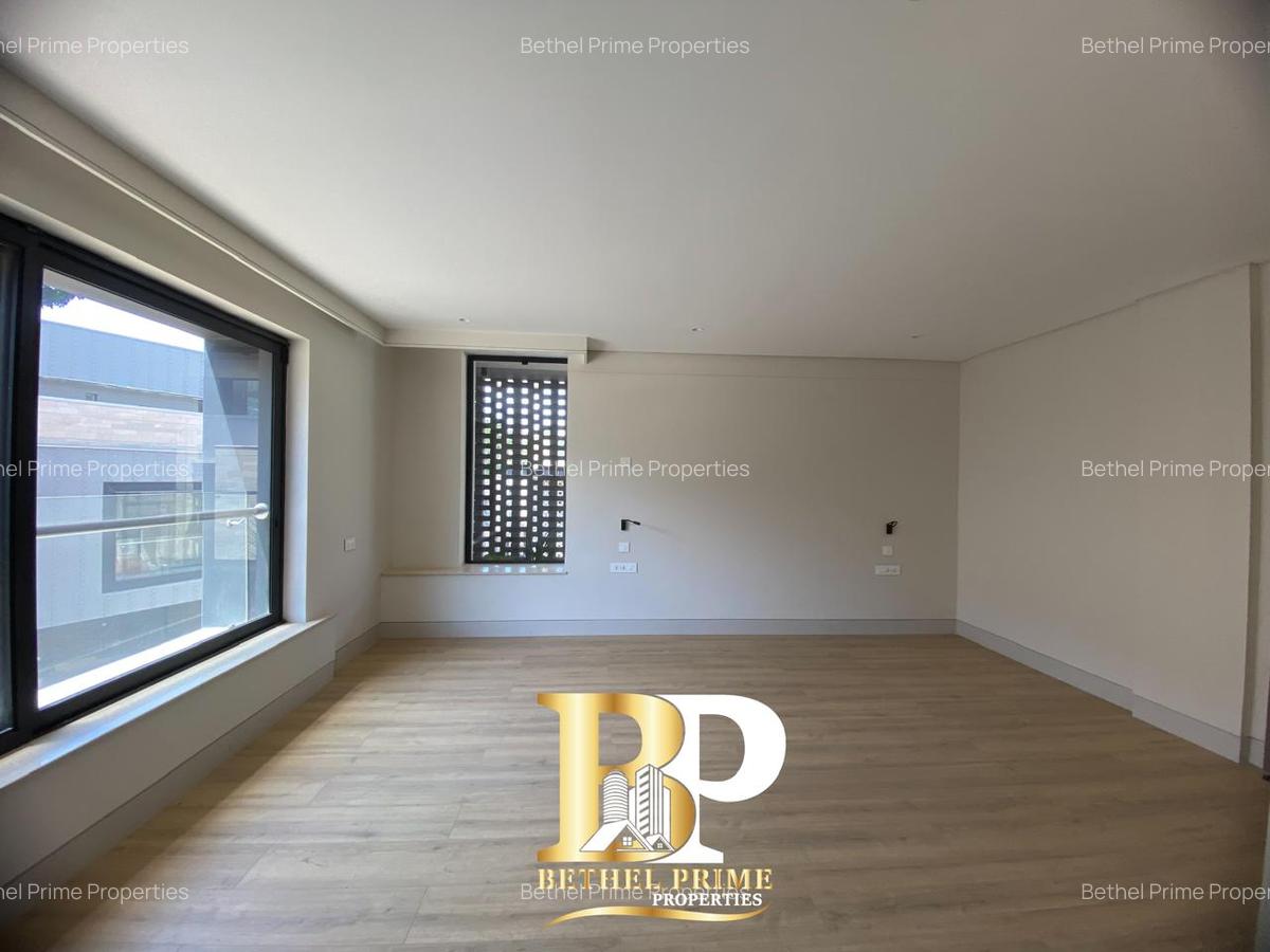 5 Bed Townhouse with En Suite in Brookside - 6