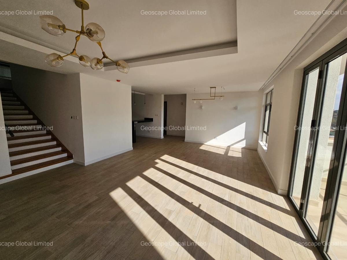 4 Bed Apartment with En Suite in Rosslyn - 2