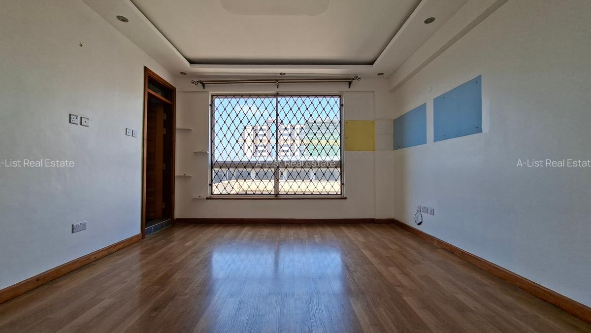 4 Bed Apartment with En Suite at 2Nd Parklands Avenue - 20