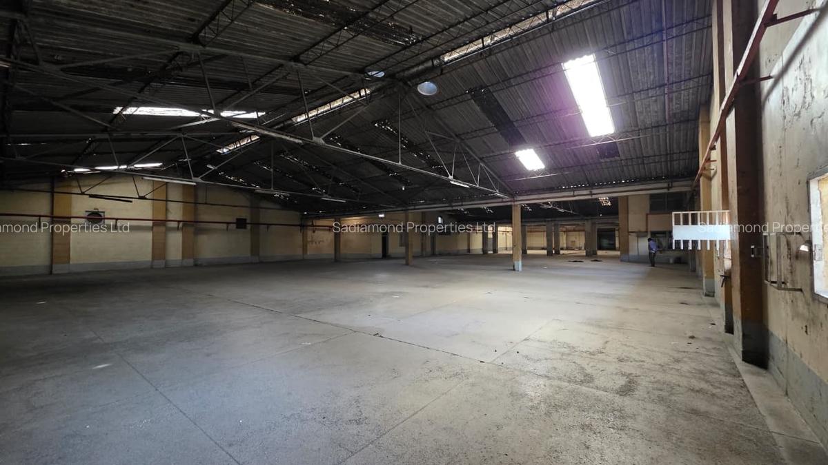 40,000 ft² Warehouse with Parking in Industrial Area - 4