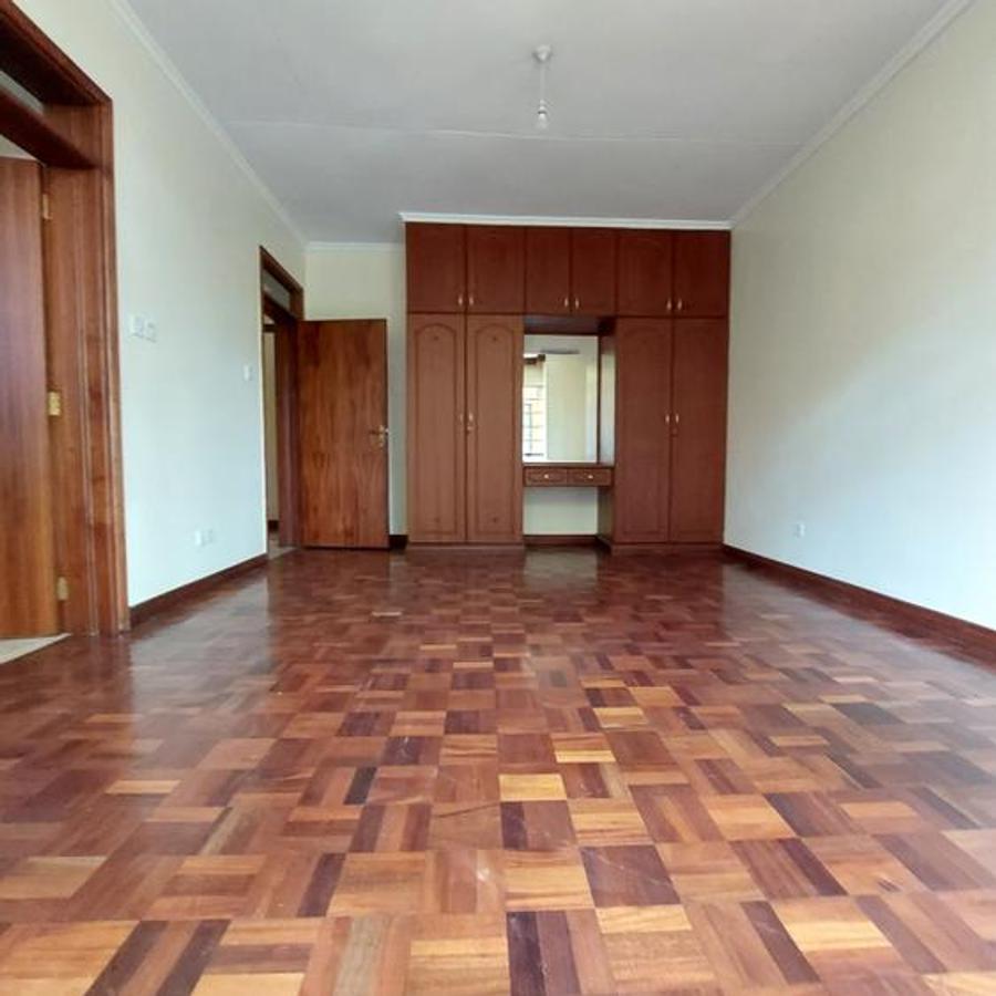 5 Bed Townhouse with En Suite at Lavington - 8