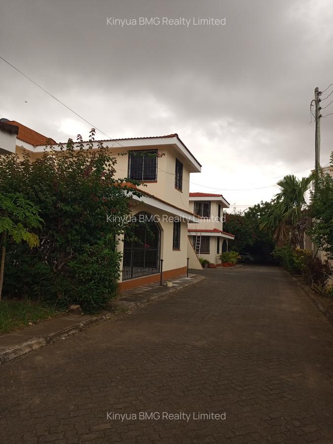 4 Bed Villa with En Suite at Links Road - 1