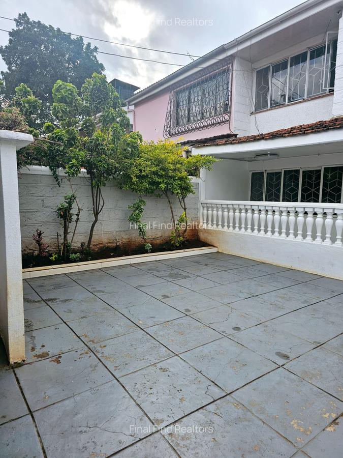 3 Bed House with Garden in Lavington - 1