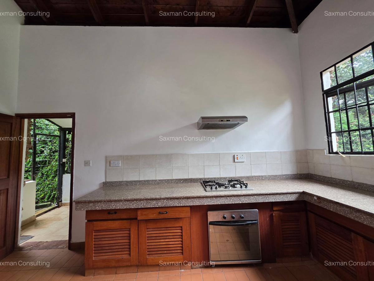 4 Bed House with Garden in Spring Valley - 11