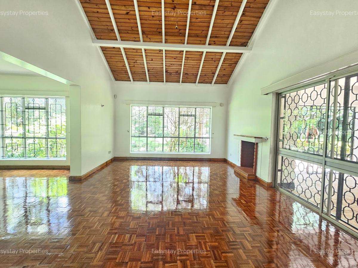 4 Bed House with En Suite in Rosslyn - 2