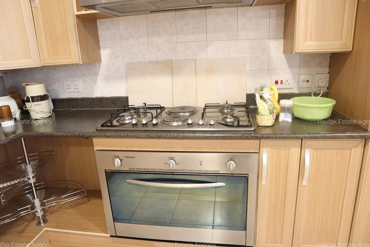 5 Bed Villa with En Suite in Brookside - 8