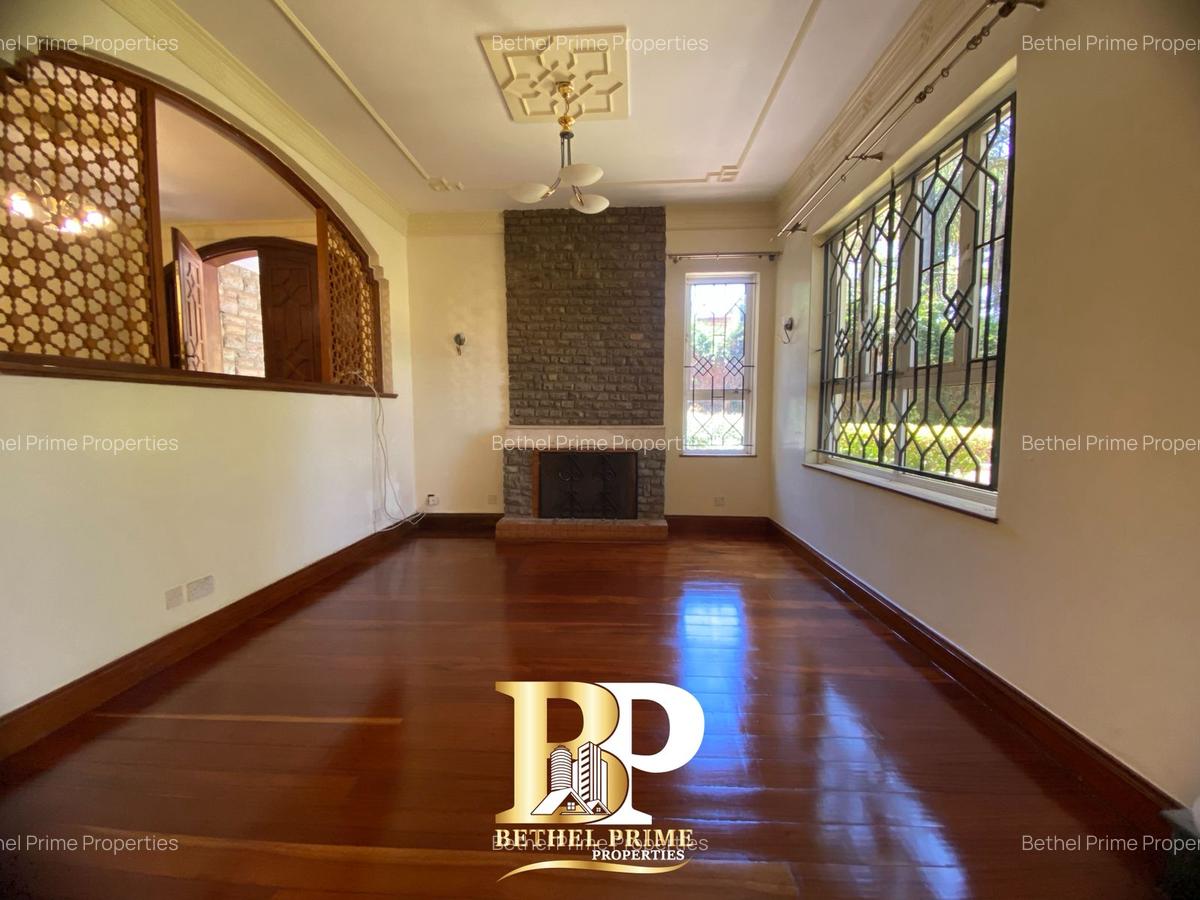 4 Bed House with En Suite in Hill View - 3