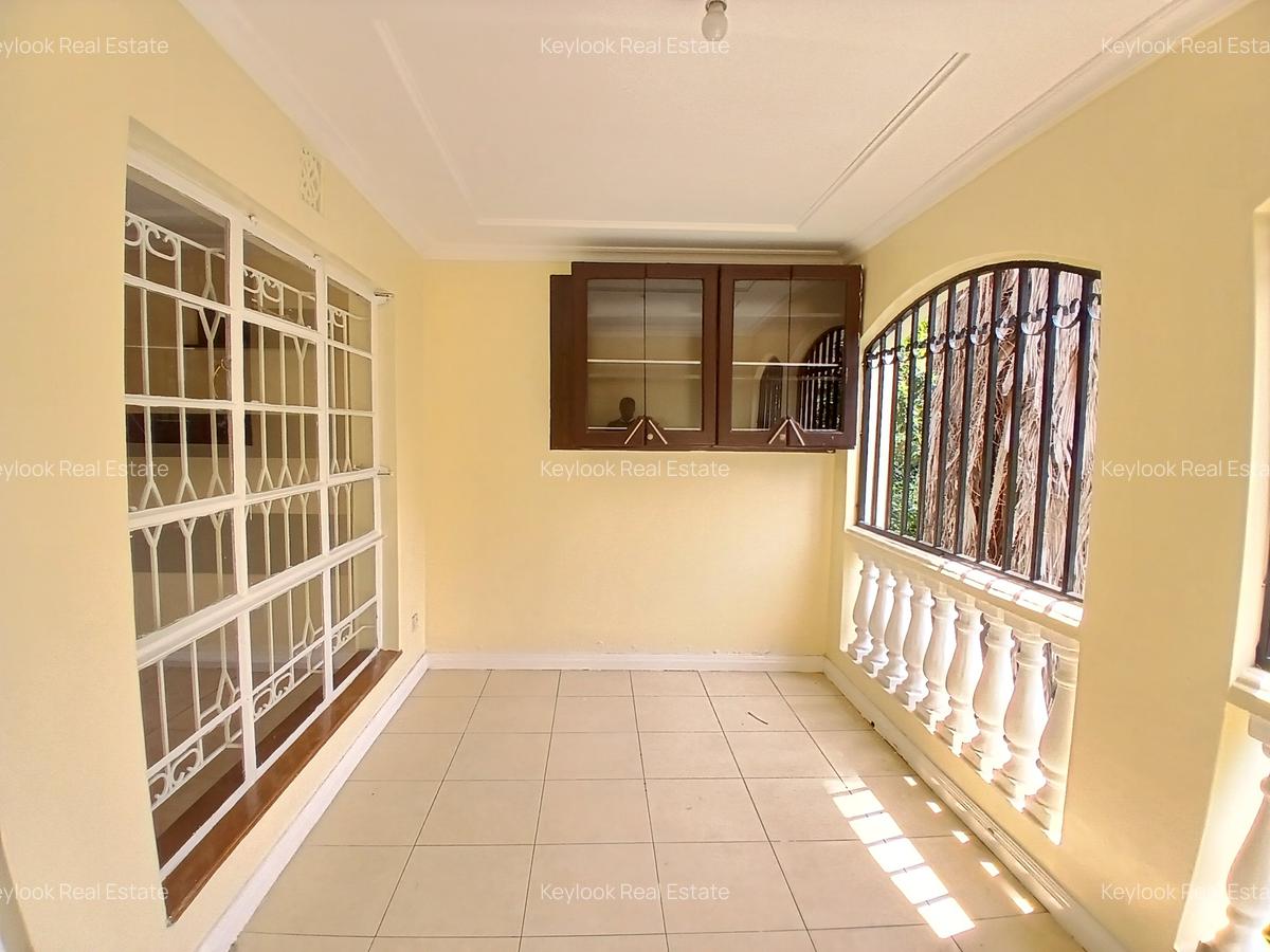 5 Bed Townhouse with En Suite at Lavington - 17
