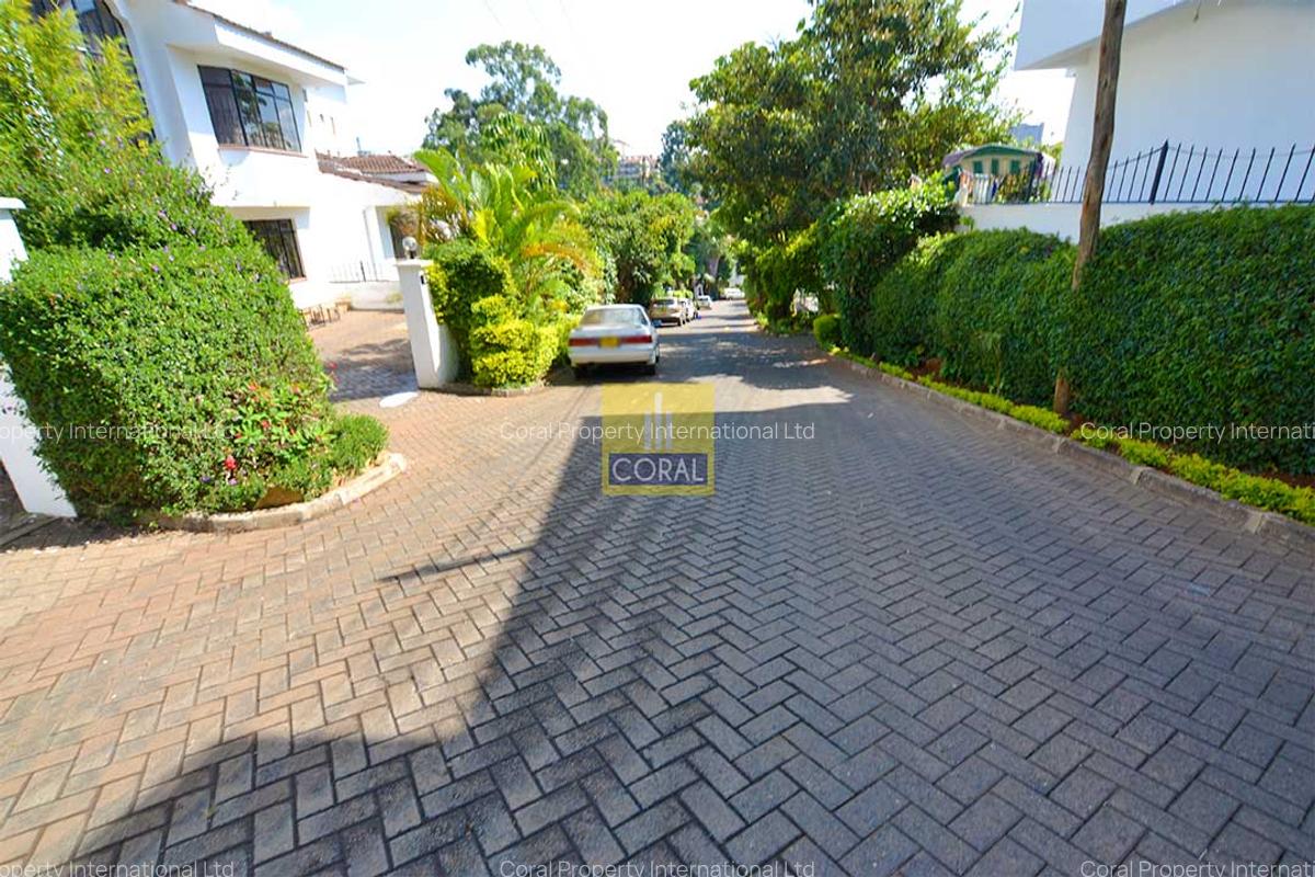 5 Bed Villa with En Suite in Riverside - 2