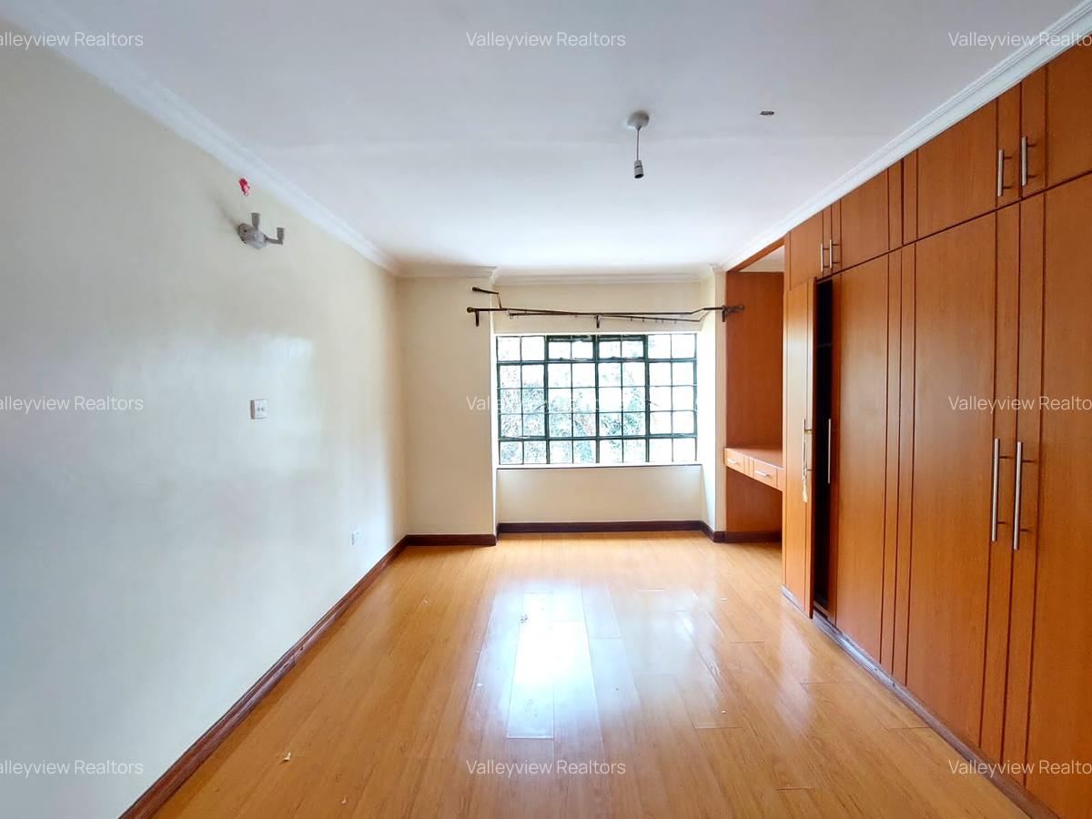 4 Bed Townhouse with En Suite at Lavington - 14