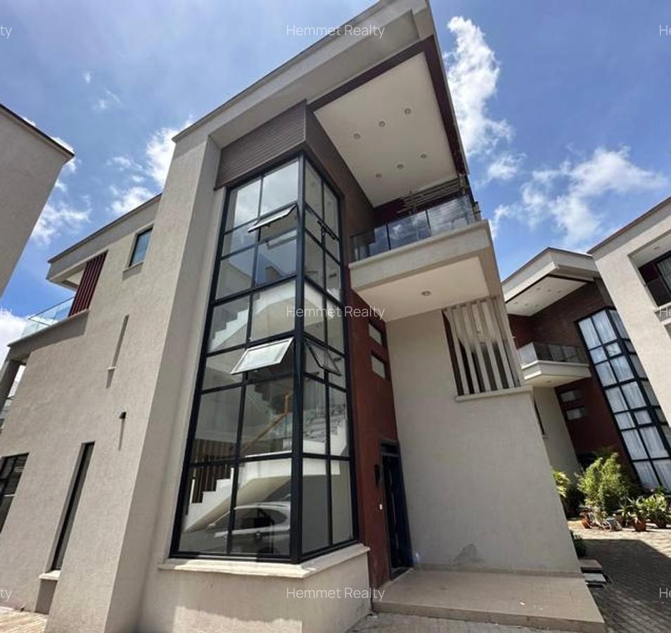 5 Bed Villa with En Suite in Lavington - 1