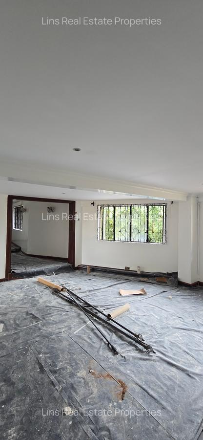 6 Bed House with En Suite in Lavington - 19