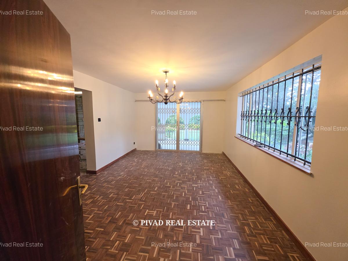 4 Bed House with Garden in Rosslyn - 5