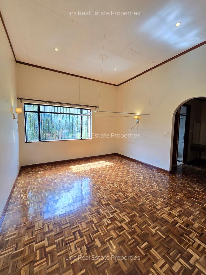 5 Bed Townhouse with En Suite in Westlands Area - 14