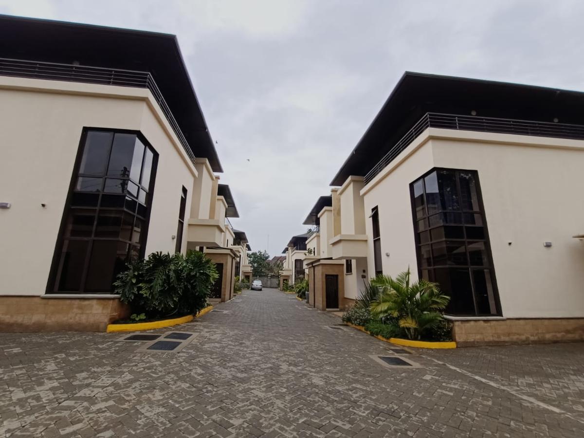 5 Bed Townhouse with En Suite in Lavington - 1