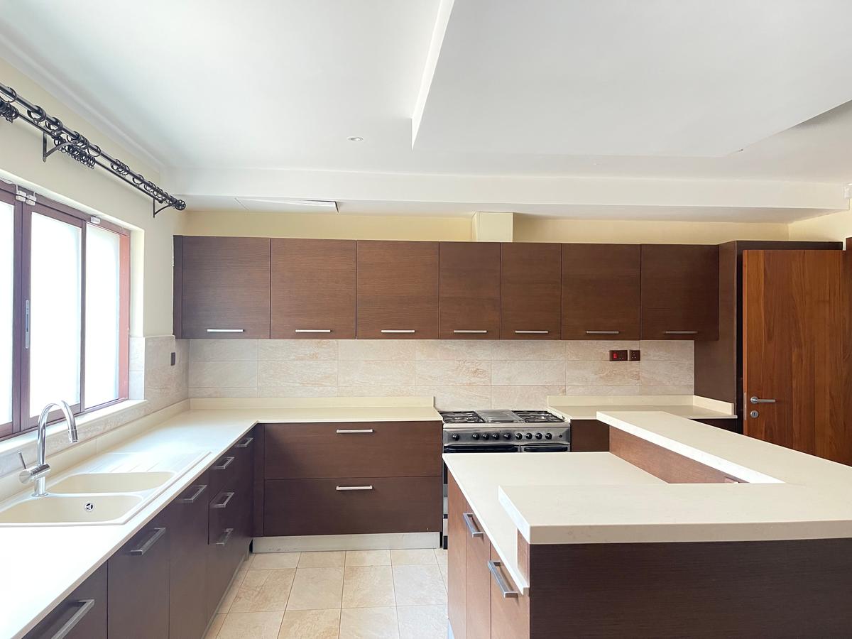 5 Bed Townhouse with En Suite in Lavington - 13