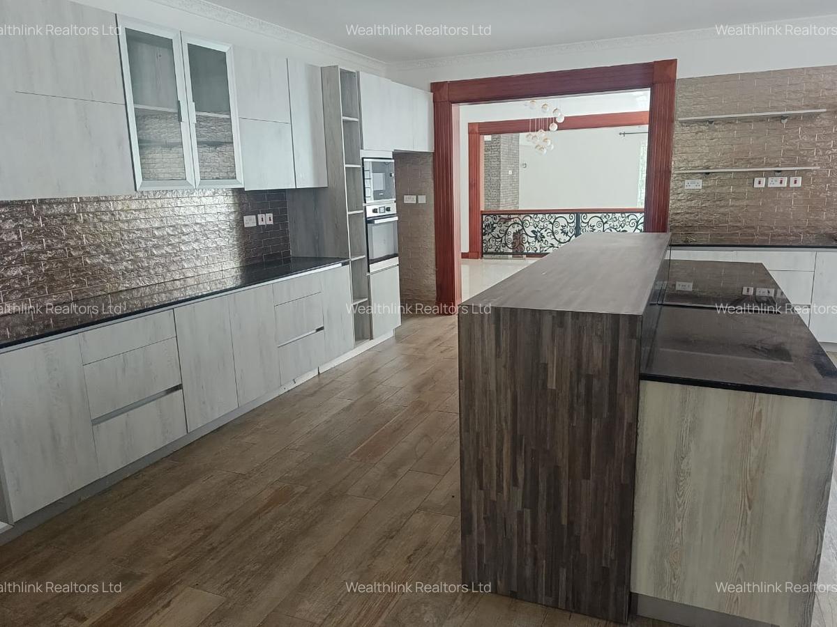 5 Bed Townhouse with En Suite at Lonetree - 12