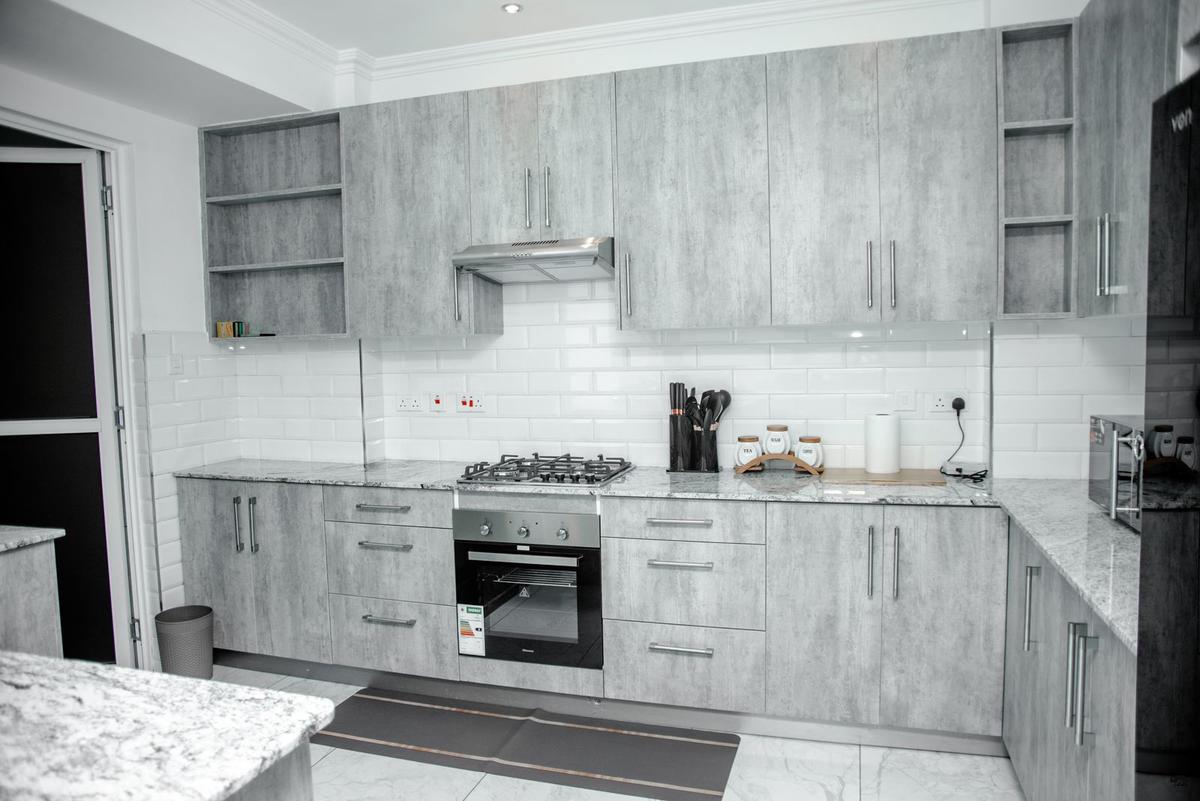 Serviced 2 Bed Apartment with En Suite at Brookside - 10