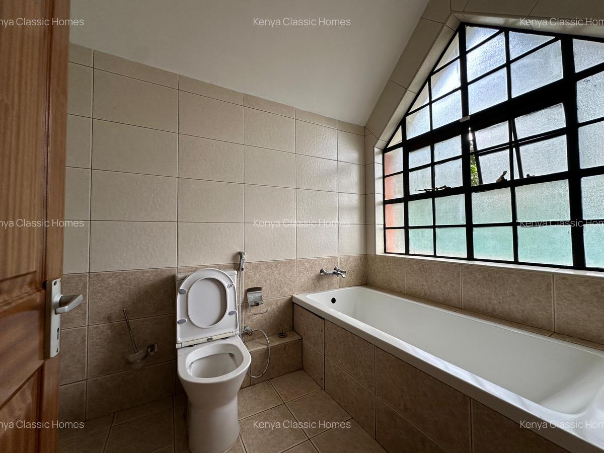 4 Bed Villa with En Suite at Lavington - 17