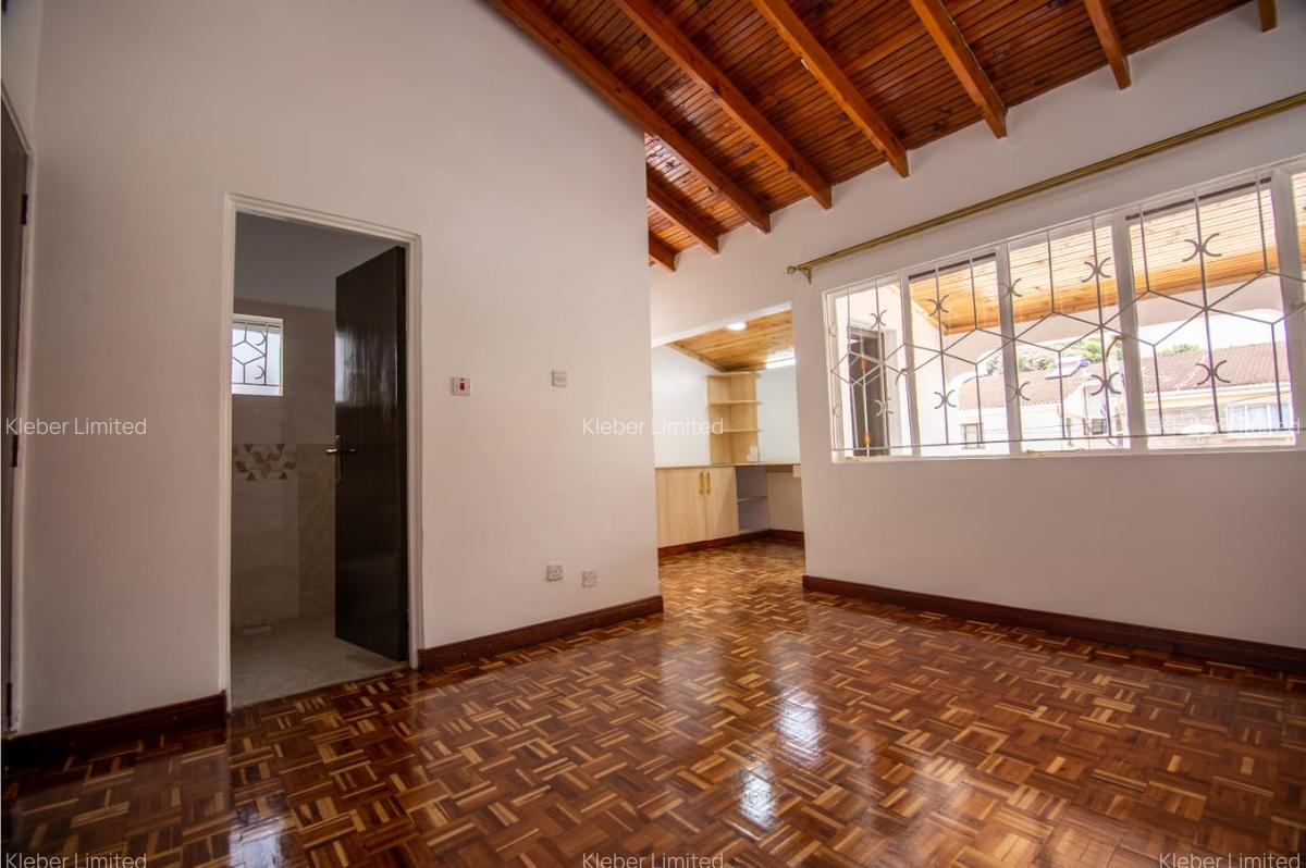 4 Bed House with En Suite in Lavington - 5