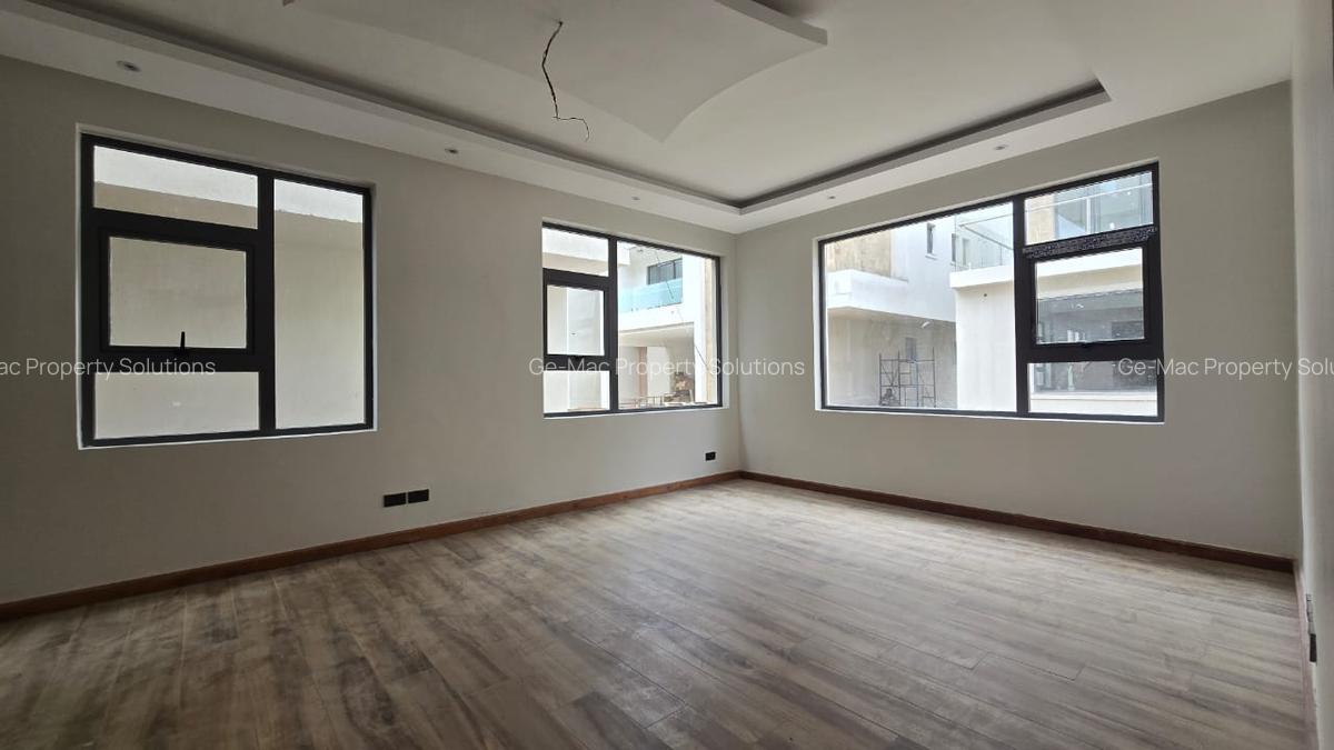 6 Bed House with En Suite in Lavington - 5