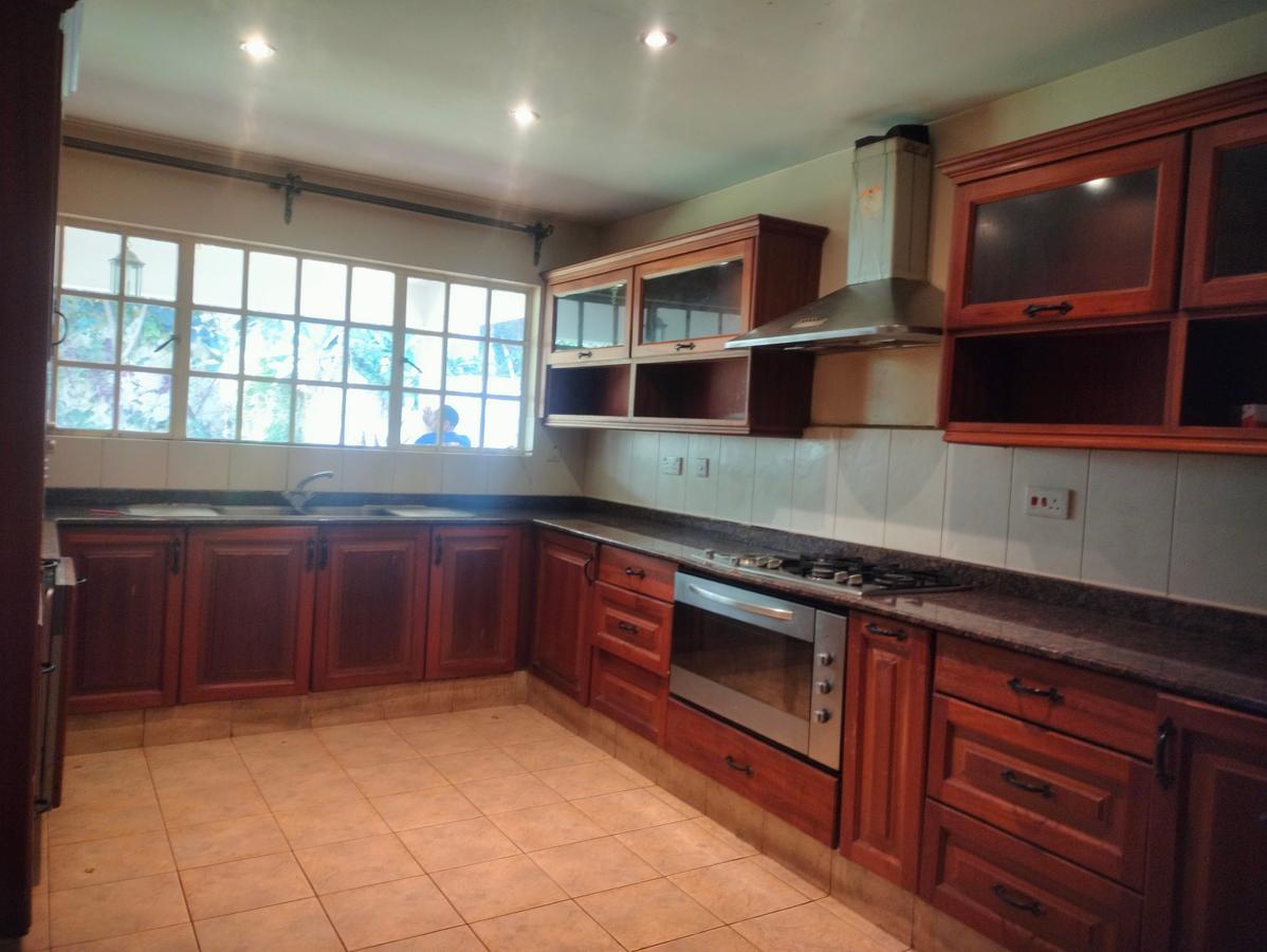 5 Bed Townhouse with Garden in Lavington - 6