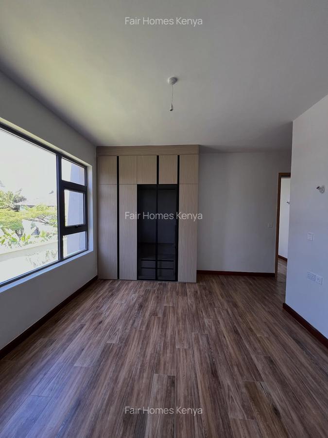 6 Bed Townhouse with En Suite at Lavington Green - 3