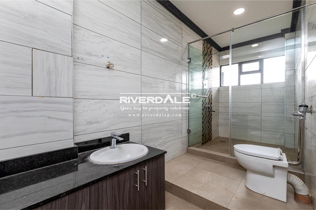 4 Bed Apartment with En Suite in Parklands - 10