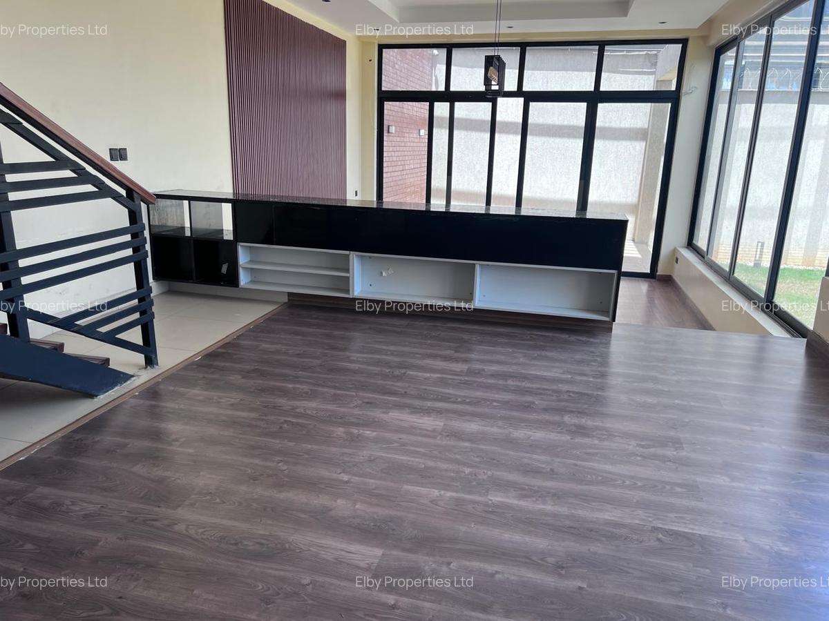 4 Bed House with En Suite in Membley - 5