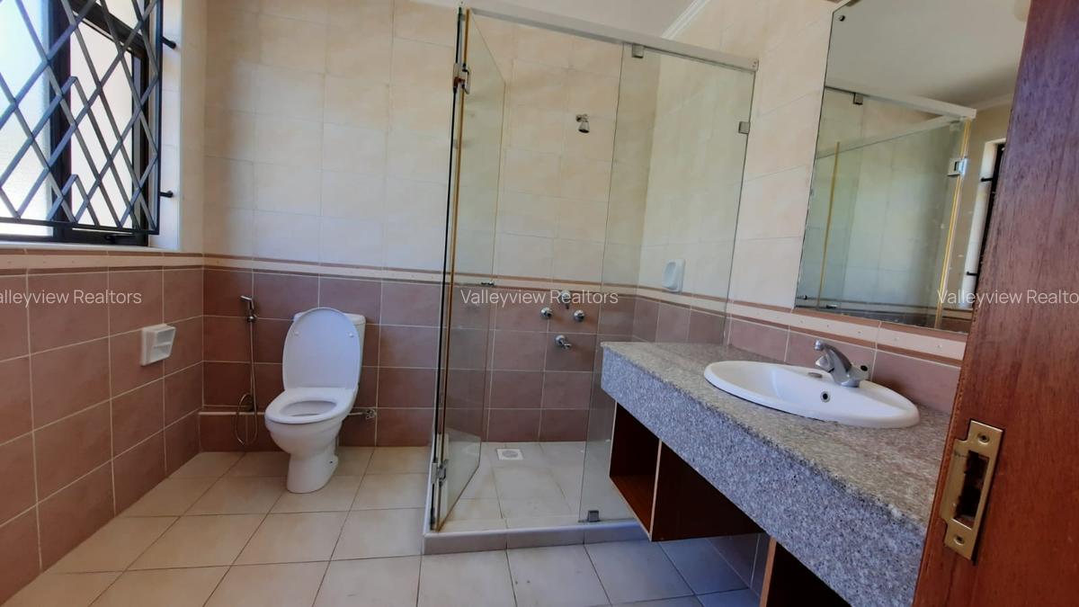 4 Bed Townhouse with En Suite at Lavington - 19