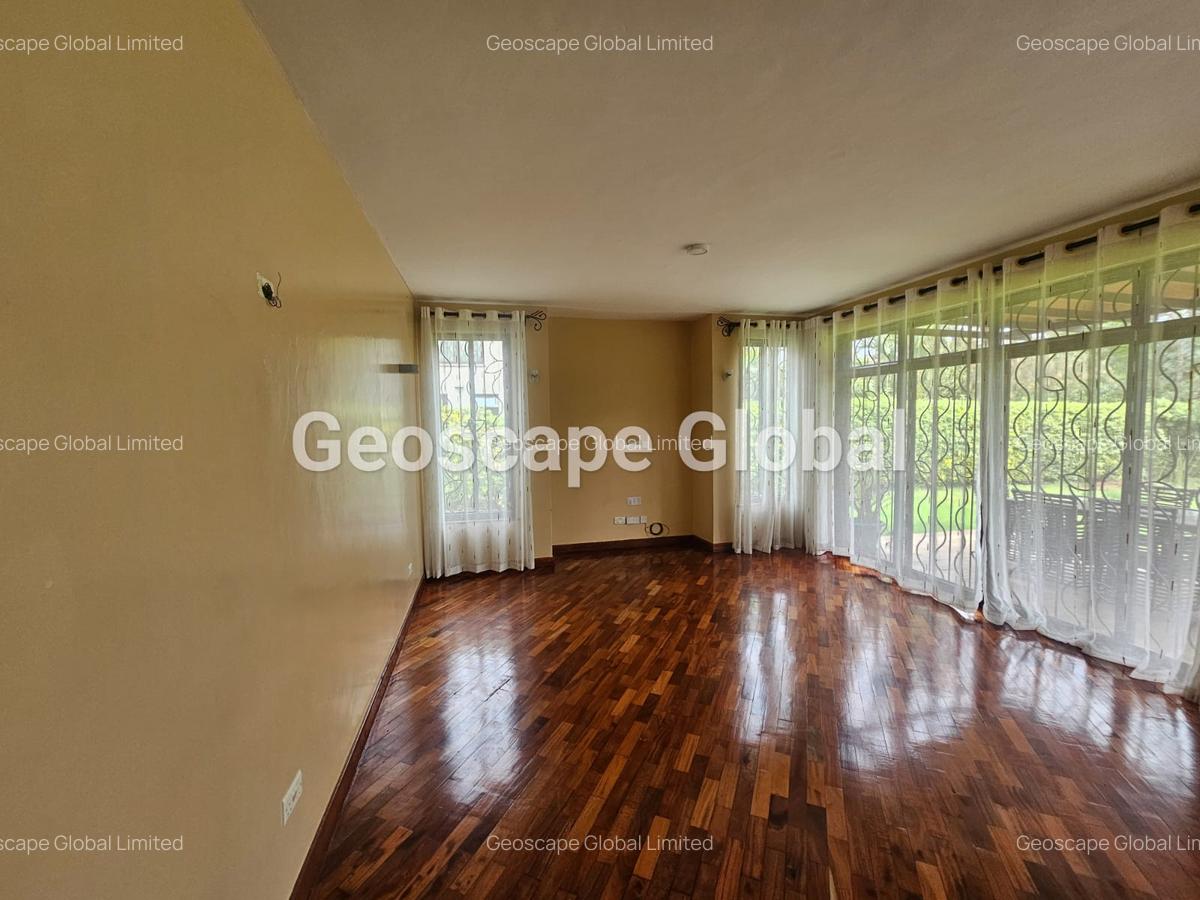 4 Bed House with En Suite in Ridgeways - 9