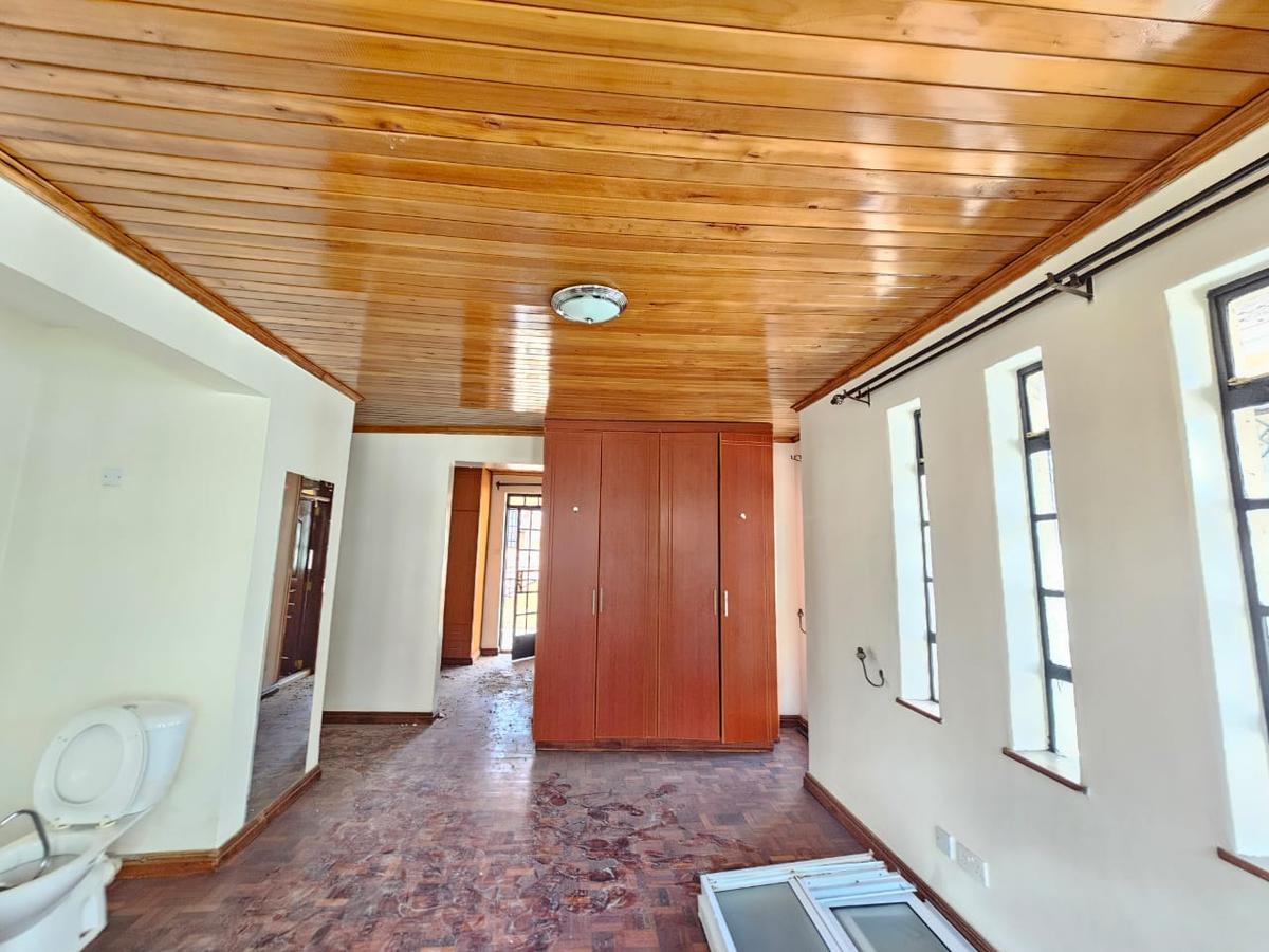 5 Bed House with En Suite in Lavington - 9