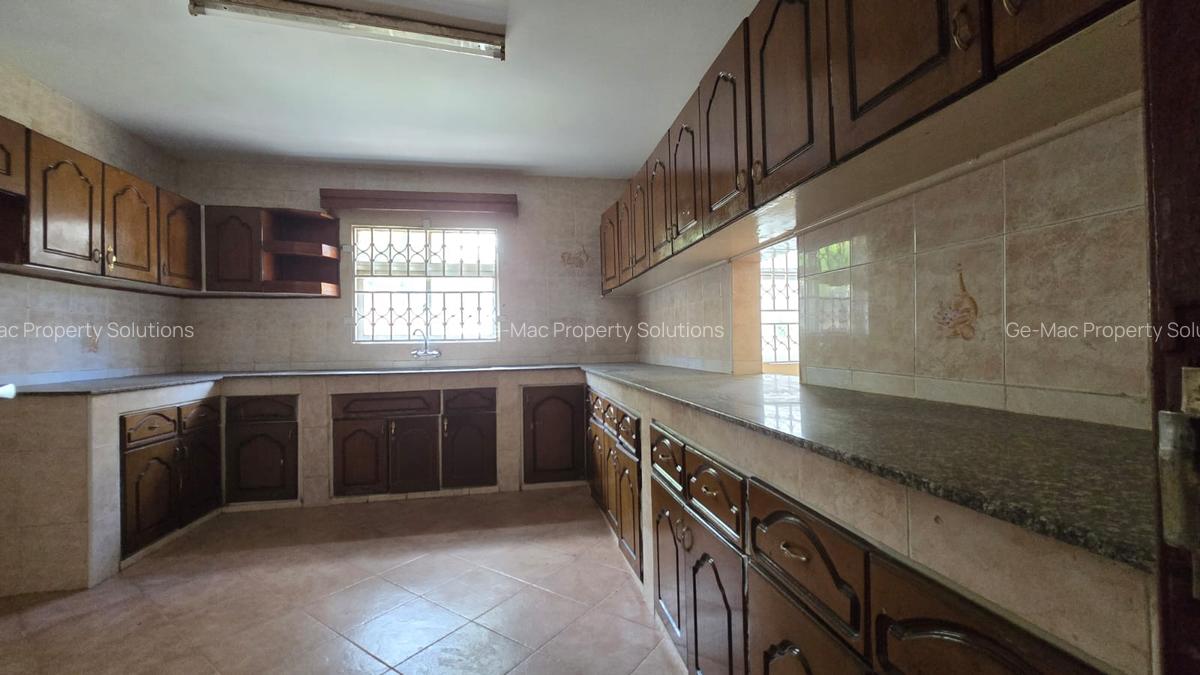 4 Bed House with En Suite in Lavington - 4