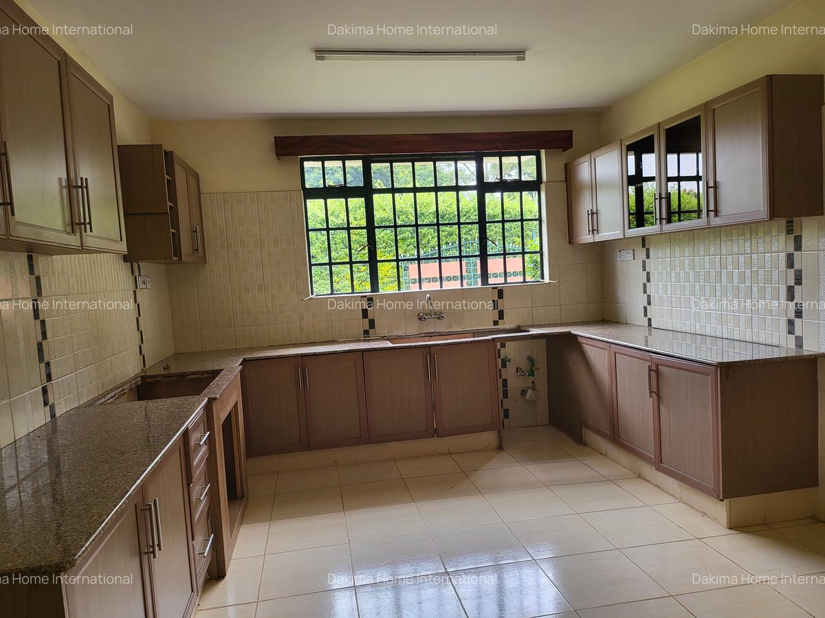 5 Bed Townhouse with En Suite in Rosslyn - 3