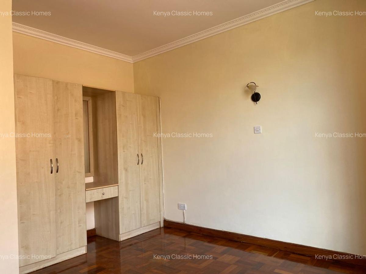 5 Bed Townhouse with En Suite at Lavington - 2
