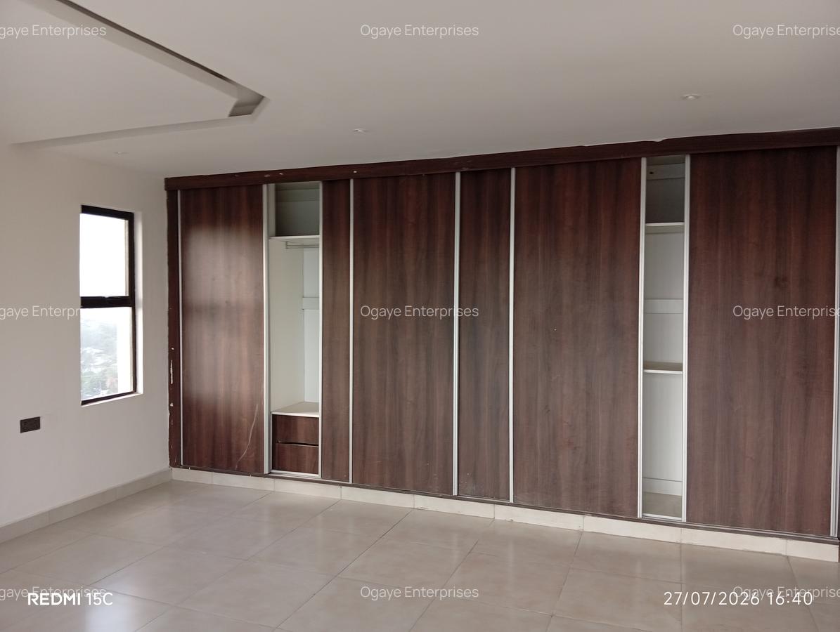 3 Bed Apartment with En Suite at Green Wood Drive - 11
