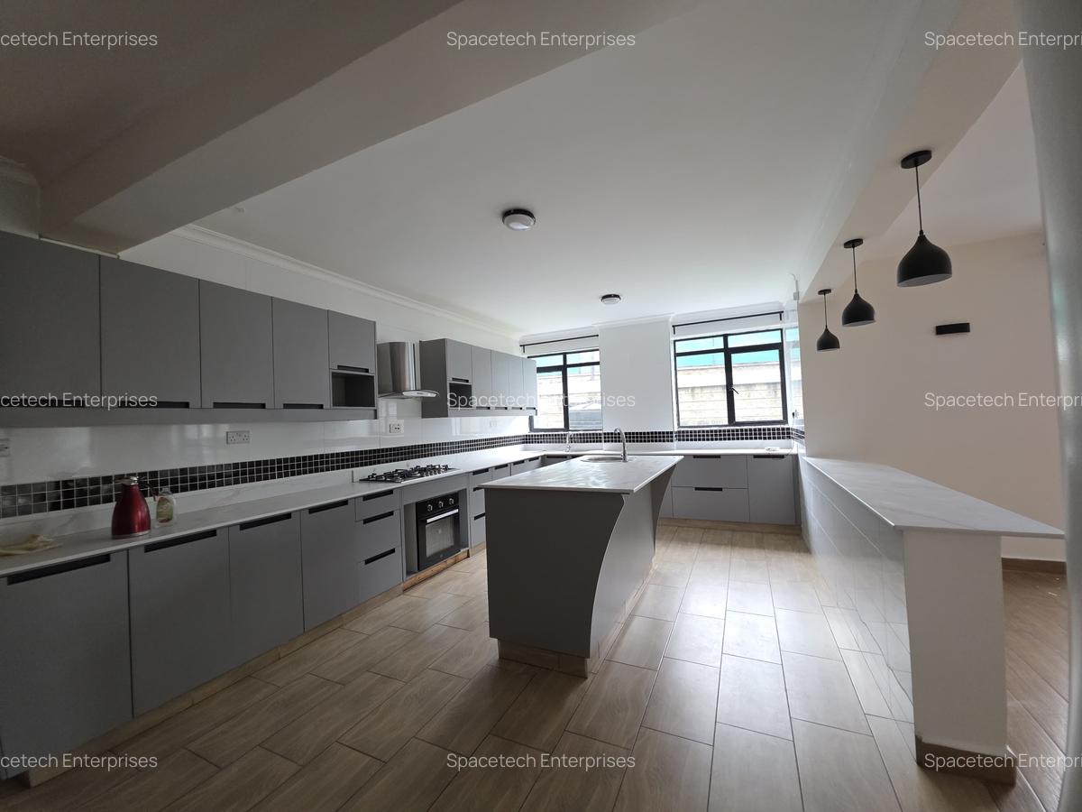 5 Bed Townhouse with En Suite in Ridgeways - 8