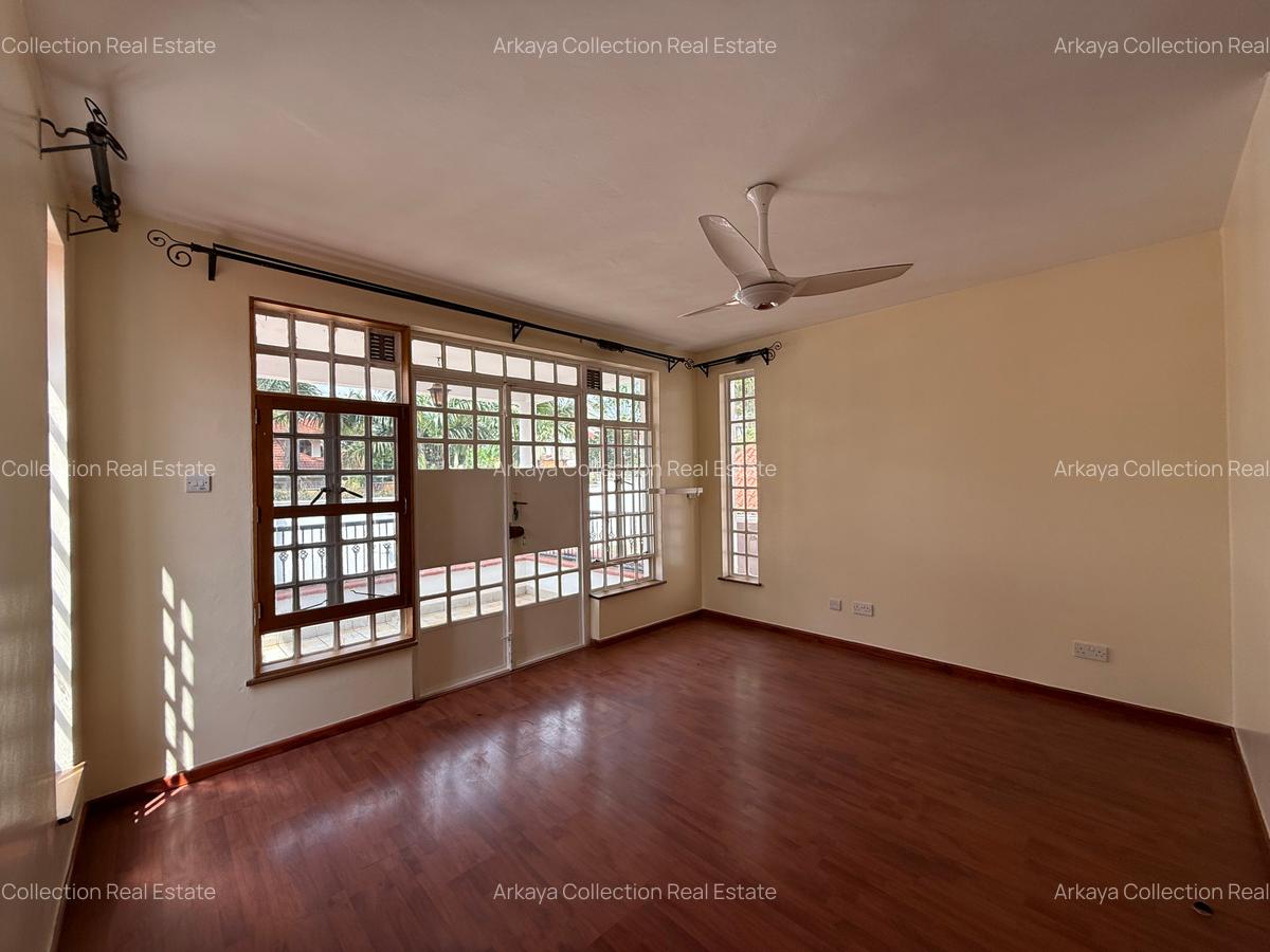 5 Bed House with En Suite in Runda - 11