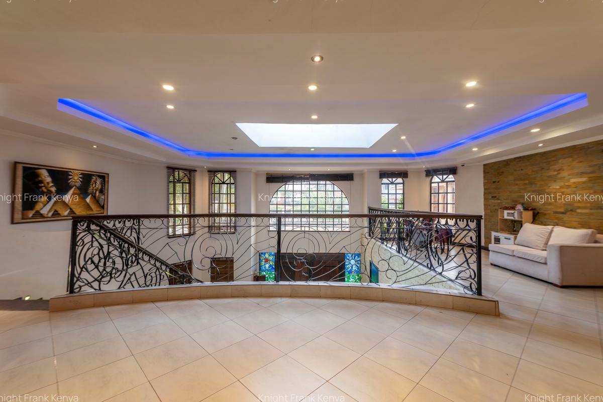 5 Bed House with En Suite in Ridgeways - 7