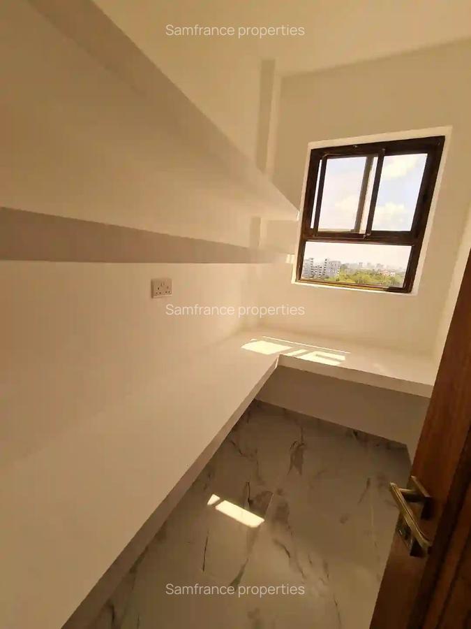 3 Bed Apartment with En Suite at Links Road - 11