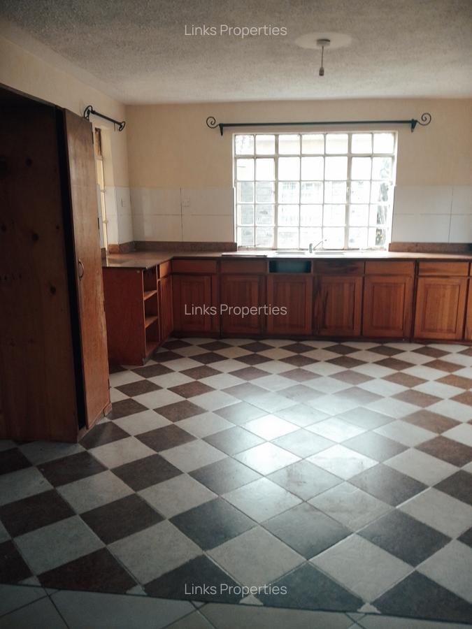 4 Bed House with En Suite at Karen Road - 9