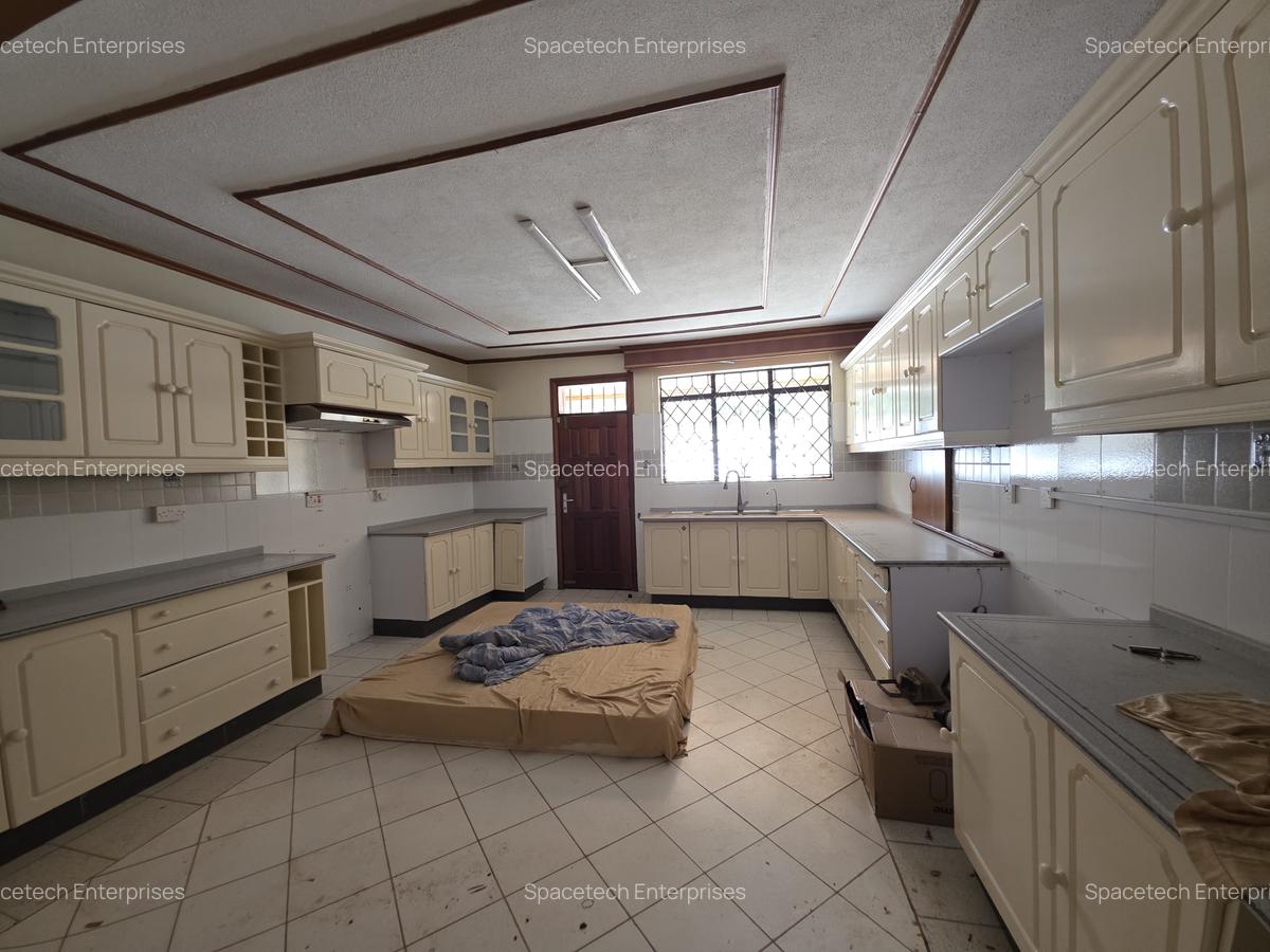 5 Bed House with En Suite in Runda - 8