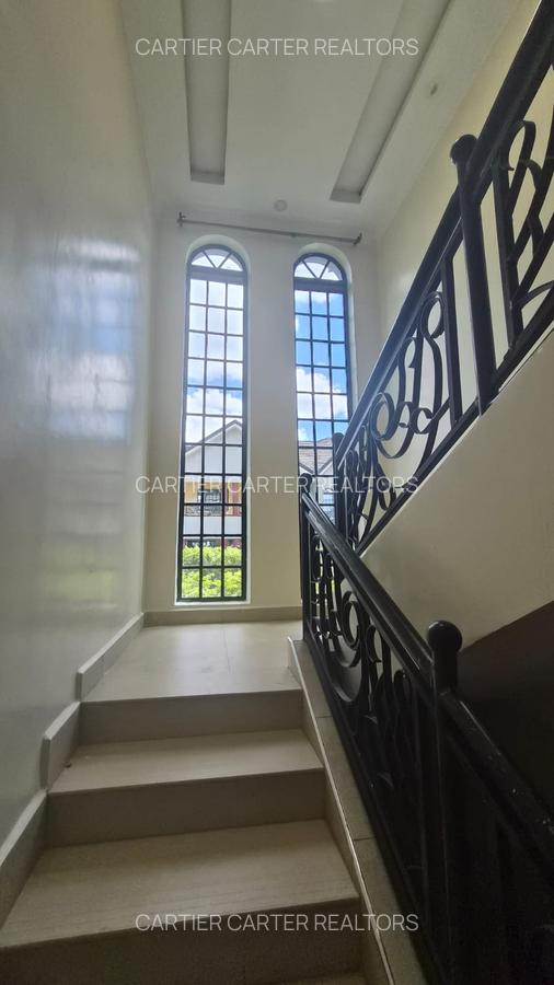 5 Bed House with En Suite in Garden Estate - 5