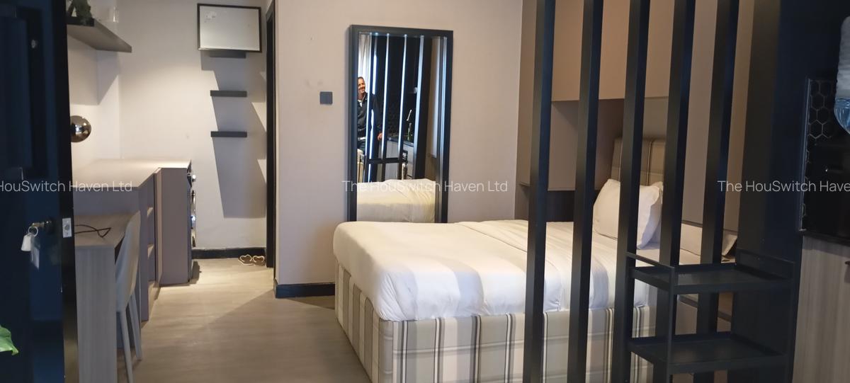 Serviced Studio Apartment with En Suite at Lantana Road - 3