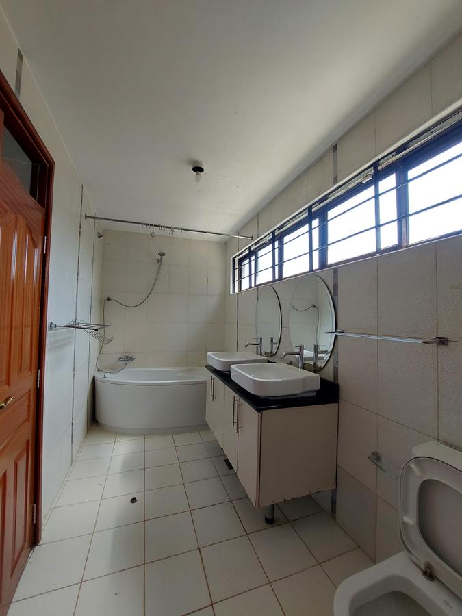 5 Bed Townhouse with En Suite in Lavington - 19